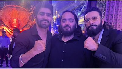 New dad Ranveer Singh packs a punch as he poses with Vijender Singh and Anant in INSIDE PICS from Ambani event