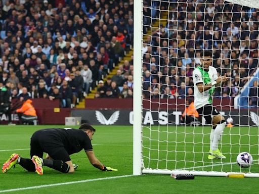 ¿El mejor arquero del mundo? El tremendo error del Dibu Martínez que puso en ventaja al Liverpool ante el Aston Villa - La Tercera