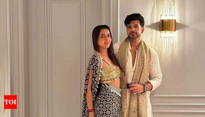 Karan Kundrra and Tejasswi Prakash spotted holding hands on dinner date, fans can’t get enough of them - Times of India