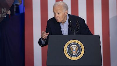 Biden dice a los demócratas del Capitolio que se mantiene en la carrera por la reelección