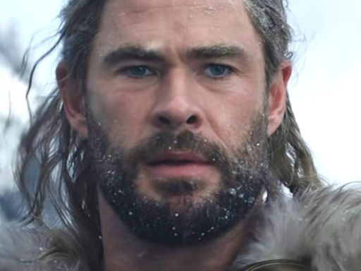 Chris Hemsworth dice que le duelen los comentarios negativos de grandes cineastas hacia el MCU