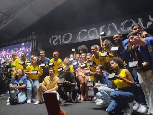 Ritmistas mirins que tocaram em show de Madonna recebem homenagem em noite de sorteio da ordem do desfile do carnaval de 2025