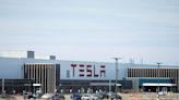 Tesla demite funcionários em retaliação a campanha sindical, diz denúncia