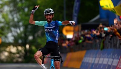 El francés Valentin Paret-Peintre gana una etapa en el Giro un año después que su hermano