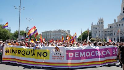 Miles de personas se manifiestan en Madrid por la abolición de la Monarquía