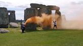 Hay mejores formas de protestar contra el cambio climático que pintar Stonehenge con spray