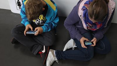 La prohibición del uso de celulares en Nueva York sería un gran desafío financiero para las escuelas públicas