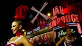 El famoso Moulin Rouge de París recupera las aspas de su molino