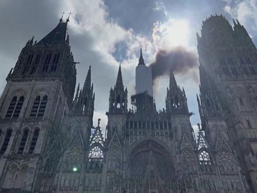 Incêndio atinge torre da catedral de Notre Dame de Rouen, na França