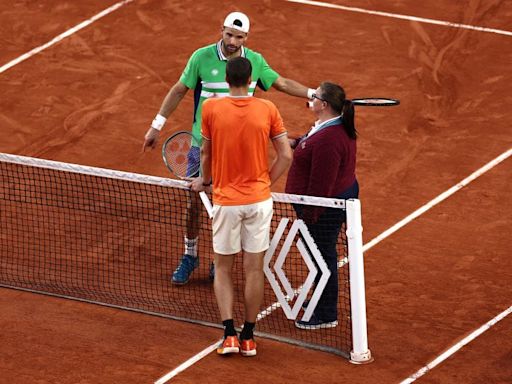 “¿Quieres cambiar al árbitro?”: la surreal escena que marcó el día de furia de Hurkacz en Roland Garros - La Tercera