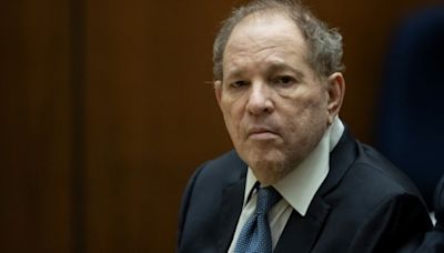 Harvey Weinstein comparece a tribunal de Manhattan após anulação de condenação