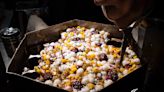 士林夜市排爆的中國小吃梅花糕，特殊造型與口感吸引路過民眾