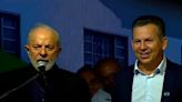 Vaiado em evento com Lula, governador que apoiou Bolsonaro em 2022 rebate plateia com elogios ao petista