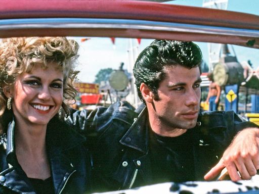 Si, la hermana de John Travolta es una de las actrices de Grease, y el parecido es abrumador