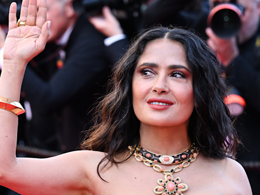 Salma Hayek partage un moment de tendresse avec cette star de La Chronique des Bridgerton qu’on adore