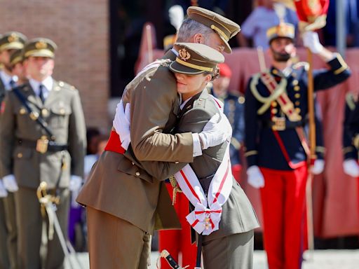 El emocionado abrazo del rey Felipe a la princesa Leonor al nombrarla alférez cadete