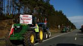 Agricultores polacos bloquean dos pasos fronterizos con Alemania