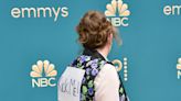 Emmy 2022: el detalle en el vestido de la comediante Emily Heller que se robó todas las miradas