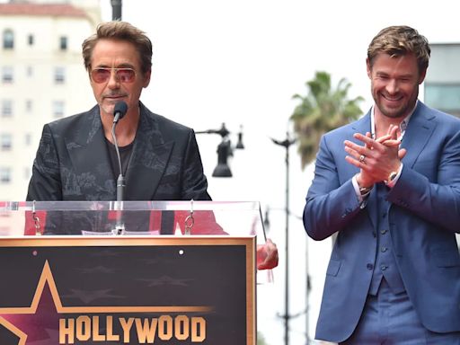 Robert Downey Jr. celebra a Chris Hemsworth en la ceremonia del Paseo de la Fama con ayuda del elenco de "Avengers"