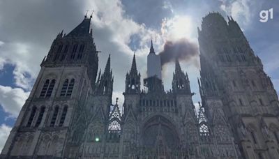 Incêndio atinge torre da catedral de Notre Dame de Rouen, na França