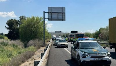 Dos heridos graves en un accidente entre un todoterreno y un camión en la A-3