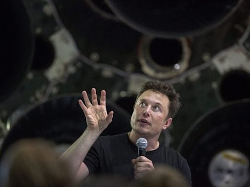 Elon Musk zeigt die riesige Startrampe von SpaceX und die neue "Starfactory"