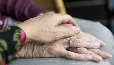 Tiene 102 años, todavía trabaja en el negocio que abrió en 1940 y tiene claro cuál es el mejor consejo para una vida feliz