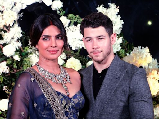 Priyanka Chopra y Nick Jonas disfrutan unas vacaciones familiares en India - La Opinión