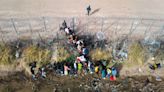 Cruces irregulares de inmigrantes en frontera México-EE.UU. se redujeron 50% desde restricciones al asilo de Biden