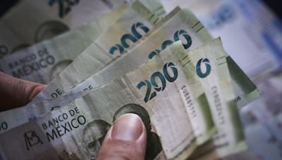 Mexican Peso Tumbles as Ruling Party Vows to Pass Reforms