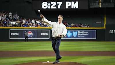 Un-bee-lievable: Scenes from Diamondbacks' bee delay