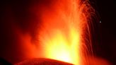 La erupción del Etna se intensifica con la emisión de lava y una gran columna de cenizas