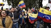 Lágrimas y sonrisas: los venezolanos se reunieron en la embajada esperando la caída de Nicolás Maduro