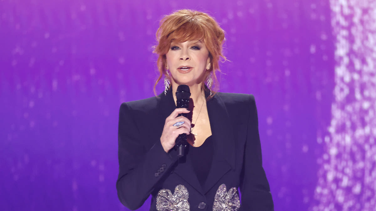 Fact Check: Online Rumor Claims Reba McEntire Stormed Off 'The Voice' After Producers Kicked Her Off the ...