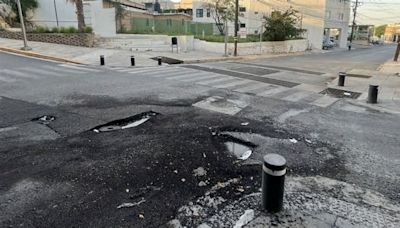 Baches en San Pedro ponen a sufrir a automovilistas; ayuntamiento los repara 'por encima'