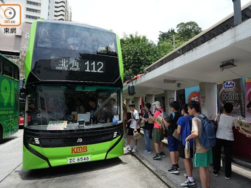 九巴英製雙層電巴來往蘇屋邨及北角 今首航逾200人排隊坐頭班車