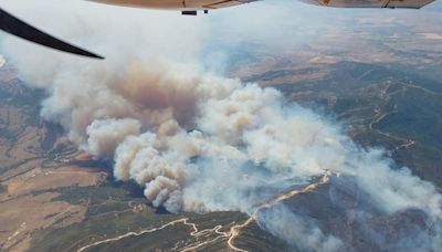 El incendio declarado en un paraje de Tarifa obliga al Plan Infoca a redoblar esfuerzos por tierra y aire