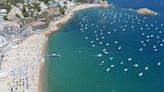 Muere un joven de 23 años ahogado mientras colocaba boyas en una playa de Girona