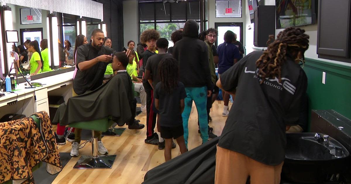 Voting drive at Uptown salon encourages young people to participate in 2024 election