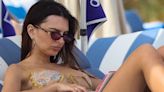 Del look monocromático de Margot Robbie a los días de playa de Emily Ratajkowski