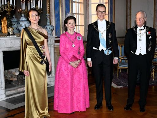 Silvia, Victoria y Sofía de Suecia deslumbran en su cena de gala: vestidos reciclados y piezas del joyero real