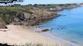 Oubliez Groix, cette île bretonne moins connue est encore plus paradisiaque avec sa plage de folie aux eaux turquoise