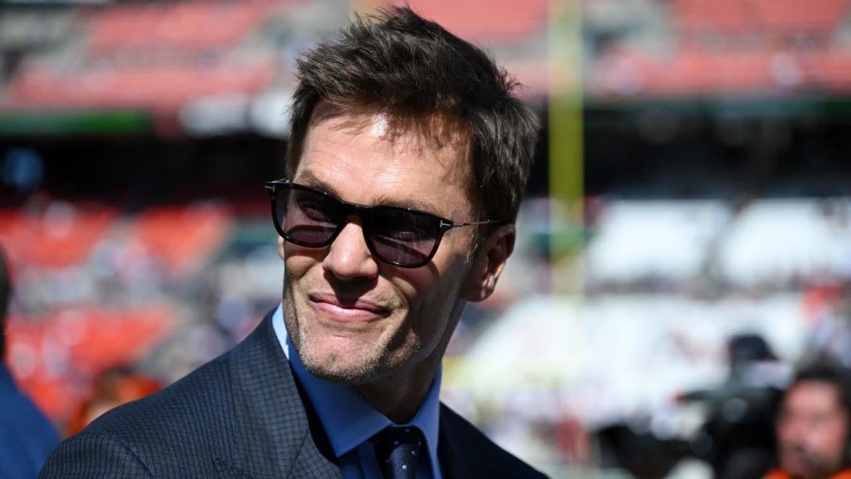 Former NFL QB predicts Tom Brady will sign with Dolphins after Tua Tagovailoa goes down with concussion