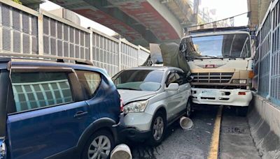 高雄砂石車疑剎車失靈 致8車連環撞