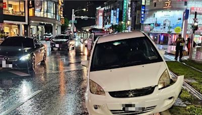 高雄老翁雨天險開進輕軌軌道 車卡緣石1小時啟動接駁 - 社會