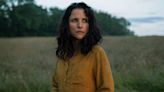 La nueva joya del cine: Julia Louis-Dreyfus sorprende con un papel dramático, un guacamayo como muerte y una madre en crisis