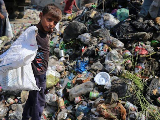 "Un infierno en la Tierra": cómo la guerra y el bloqueo de Israel han dejado a Gaza viviendo entre aguas fecales y montañas de basura