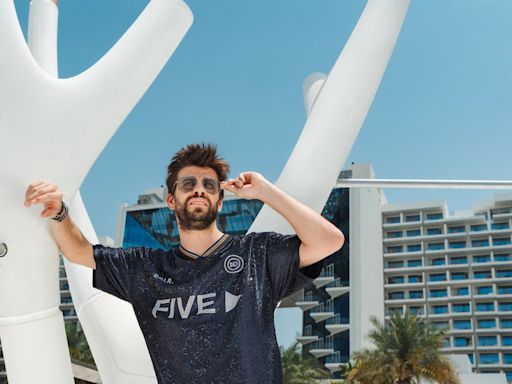 Gerard Piqué se pone la camiseta de fútbol más cara del mundo: 5.000 euros