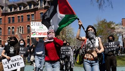 La crisis en los campus de EE.UU.: choque de visiones en la protesta en el campamento de una universidad en Washington