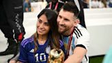 Antonela en off-side por revisarle el celular a Lionel Messi